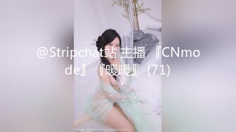 白衬衣蛇精脸妹子脱下内裤，展现绝世美鲍鱼，躺下掰穴粉嫩如初道具深插