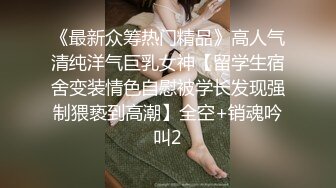 剧情演绎老哥足疗按摩新来个小妹双飞，按按脚加200打飞机，再加钱妹子经不住诱惑双飞，按摩床上骑乘轮换着操