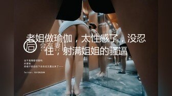 大神说服老婆3P✿看自己老婆被单男压在身下 老公在一边拍视频，稀有露脸！围观一下娇妻是如何被单男爆操的！