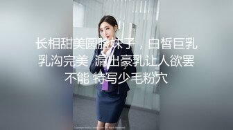 大眼长相妖艳气质女神，唇红齿白，黑丝情趣装，电竞椅子上露出蝴蝶逼，