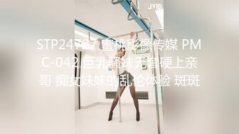 【魔手外购】美女如云！色胆包天坑神潜入商场女厕，前后位逼脸同框，特写偸拍多位小姐姐方便 (1)