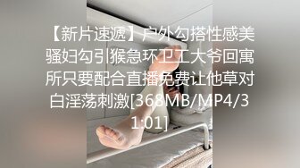 她需要一个巨大的硬公鸡来张紧她的混蛋