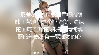 百度云泄密流出视图 极品眼镜反差婊淫荡人妻的绿帽老公找了两个单身猛男草媳妇自己在一旁拍摄