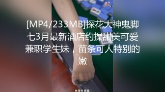 很哇塞的极品少妇，黑丝露脸舔着鸡巴直流口水