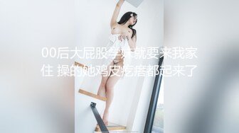 缺个男主角淫骚颜值姐妹花双女大秀，牛奶倒在逼上舔弄，翘起屁股玻璃黄瓜插对方，手指扣入假屌进出抽插