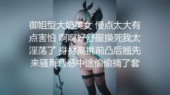 丰满的小妞奶子都要掉到屏幕上了