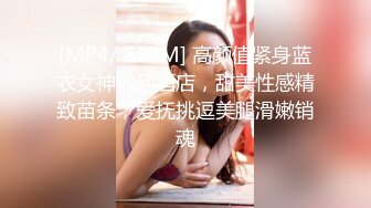 颜值小妹大战纹身小哥，全程露脸温柔的舔弄大鸡巴，让小哥后入压在身下爆草，浪叫呻吟表情好骚精彩又刺激