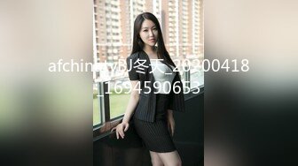 商场女厕全景偷拍牛仔裤少妇的小肥鲍