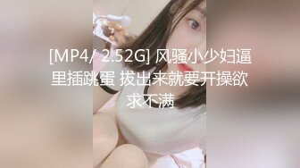 一边操一边按住奶子，逼里热乎乎的，好像要高潮了