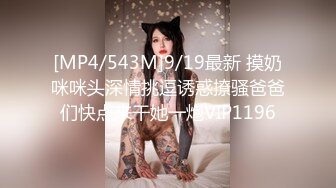 风景区女厕偷拍女儿和妈妈一起来尿尿,仔细观察母女两的逼逼有啥共同点