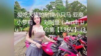 风骚熟女露脸好骚啊，跟小哥床上激情啪啪，后入爆草抽插对着镜头浪叫呻吟，表情好骚主动上位揉捏骚奶子呻吟