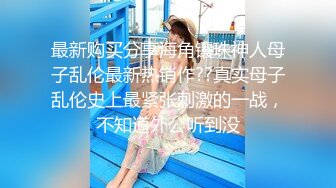 人妖系列之时尚牛仔装比女人还女人的瓜子脸妖妖对着镜头玩自己的屁眼勾引你去操