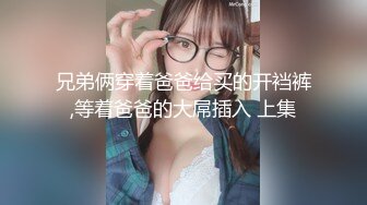 身材长相都不错的阿拉伯女孩，一会吃吃自己脚丫，一会换各种道具插BB