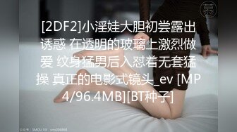 穿上高跟陪狼友发骚，颜值不错的美女模特跟狼友互动撩骚听指挥大秀直播，揉奶玩逼敞开腿掰开骚穴给狼友看