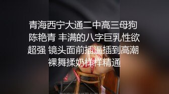 牛仔短裙靓妹低着头深沉的玩手机 蜜穴失守