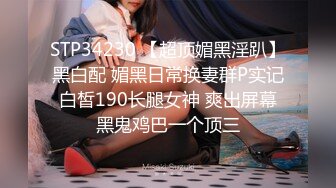 高挑美女可真会玩把自己吊起来双腿劈开后面操穴嘴里含着肉棒双插菊花嘴里尿尿口味超重