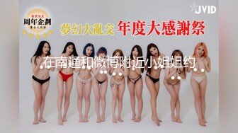 外语系偷拍美女同学嘘嘘 美女的小肥唇伴随尿液留下来很好看啊，尿完我在教室等着拍你的正面！