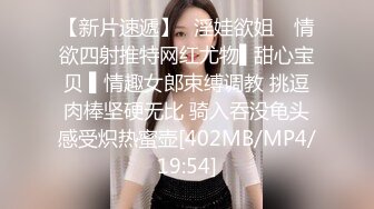 调教熟女妈妈 脚在抽搐 痒痒 爽不爽 受不了了 知道自己喷了几次 被两小伙调教成一个会喷水的母狗