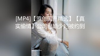 金发美女刚刚洗完澡展示自己的身材