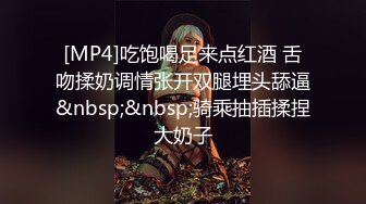 下班后老公叫上同事回家和妻子一起玩3P