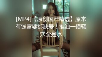 画室的清纯学妹，等待她去上厕所一饱眼福，下面也是如此地纯洁得体，尿完时阴唇一张一合地蠕动 太迷人了！