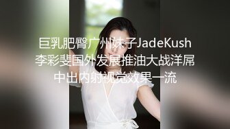 推婴儿车逛街的宝妈,弯腰给孩子整理衣服的时候胸部走光,还大一颗樱桃