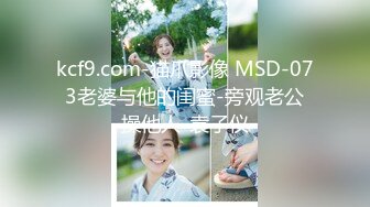 白丝蜜桃奶，诱人小粉逼颜值不错的小女人激情大秀，全裸好身材揉奶玩逼给狼友看特写，精彩互动展示不要错过