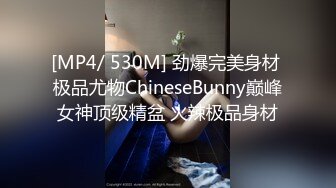 娃娃音超清纯金发萝莉萌妹，撩起衣服揉捏奶子，振动棒特写抽插粉穴，超级嫩进进出出，高潮搞得小穴很湿