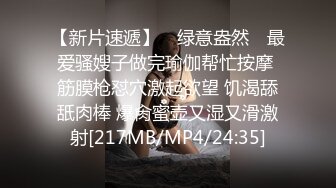 商城厕所双镜头TP美食城上班的小妹嘘嘘