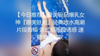 苗条骚女被两个男人任意玩弄，肉棒无套干嫩穴就是要中出