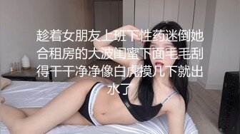 妈妈饿了跑到儿子房间吃鸡巴，自己揉奶玩逼扒下儿子内裤，舔弄大鸡巴，舔硬了自己拿着蹭逼逼，好骚啊别错过