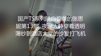 年轻女主播穿性感比基尼，假屌深喉特写，再道具自慰，坐在马桶上道具插入阴道