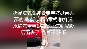 养眼的漂亮小姐姐，夏天穿短裤就是显美腿，被吸引了，进去拍她尿尿，大姨妈都染红了内裤，还有小淫穴湿了！