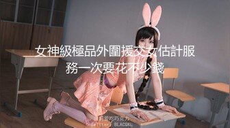 焦急的无胸罩女人