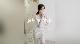 04年职校嫩妹、发育的还不错、衣服都不脱了，拉进厕所调教一番！