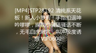 路边公厕全景偷拍两位出来散步的美女  非常漂亮的极品鲍鱼