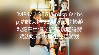 女厕偷拍，眼前一亮的高挑黑丝美腿白人女神，看来公用厕所的马桶真是个鸡肋的东西，妹子只能半蹲着尿