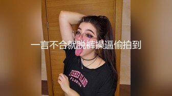 商场女厕全景偷拍一直玩手机的眼镜妹 光滑饱满的小穴 一条细长的水缝