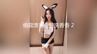 办公楼女厕全景偷拍破洞牛仔裤美女的多毛小黑鲍