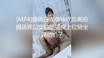 青岛少妇下班后在她家楼下，老公在家带孩子