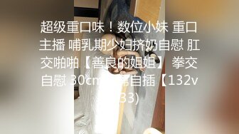 商城拍美女尿尿，突然进来个老太婆服务员