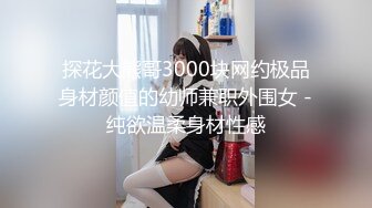 新流出全景后拍白衣黑裤披肩发美女硕大的肥唇格外突出