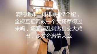 韵味阿姨带着女儿一起上厕所，阿姨还来着姨妈 嘘嘘的尿液流淌着姨妈血