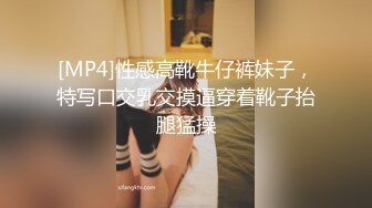 颜值很高的幼师小姐姐，全程露脸跟小哥激情啪啪，后入爆草玩骚奶子表情好骚，小黄瓜插骚穴和菊花还用嘴舔