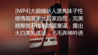 两个小骚逼快被大哥们玩坏了，床上的淫乱男女，揉奶玩逼道具抽插，口交大鸡巴让大哥舔逼，淫声荡语激情上位