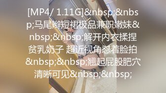 高铁站候车的大长腿妹子 没想到BB这么黑